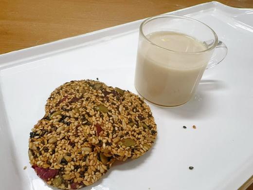 【种子循环小饼干】女性需要的雌激素/黄体酮，一块饼全装下！✅脆香好吃，不油不腻不上火，满口都是天然种子的味道  ✅新鲜种子看得见 吃起来更放心 好吃又方便，养生小零食，保持年轻新思路~~ 商品图3