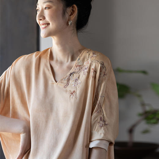 牧衣游原创 重磅22姆米精工刺绣真丝套头衫宽松复古上衣 落人衣 商品图0