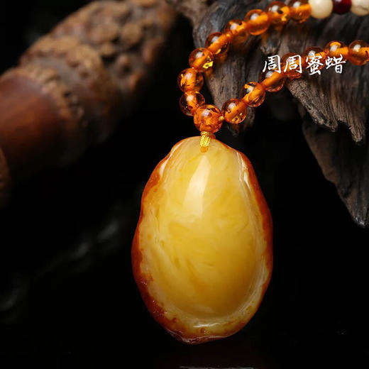 丁摩 带皮老蜜蜡吊坠男女款鸡油黄琥珀原石项链长款毛衣链随型项坠5ZF-74998 商品图1
