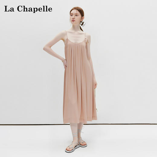 天猫同步【重工立体压褶】拉夏贝尔/La Chapelle设计感小众宽松气质V领百褶吊带裙女吊带压褶连衣裙★ 商品图1
