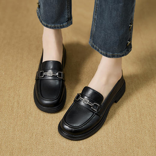 西遇法式乐福鞋女新款秋季复古金扣单鞋不累脚通勤低跟小皮鞋V1857109 商品图2