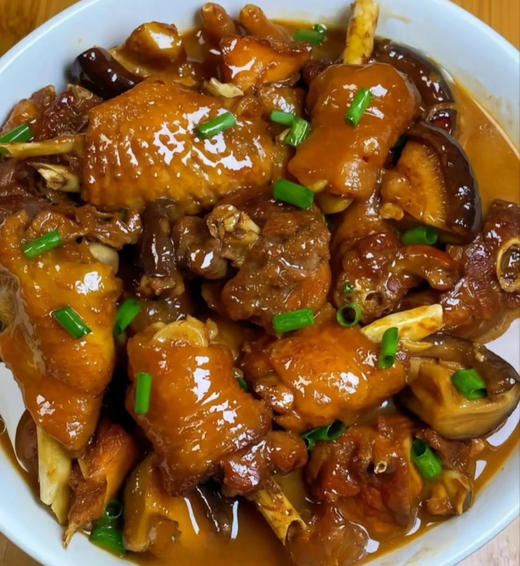 活鸡现杀   零件齐全，心，肝，腰子。杀好每只净重2斤多，溜达鸡  纯粮食喂养   肉质紧实不发柴 商品图0