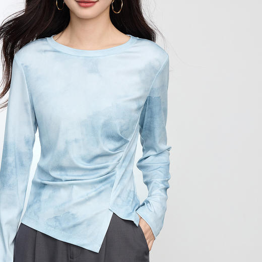 【08/19新品】熙世界晕染正肩长袖T恤女2025秋季新款圆领修身捏褶收腰打底上衣 商品图4