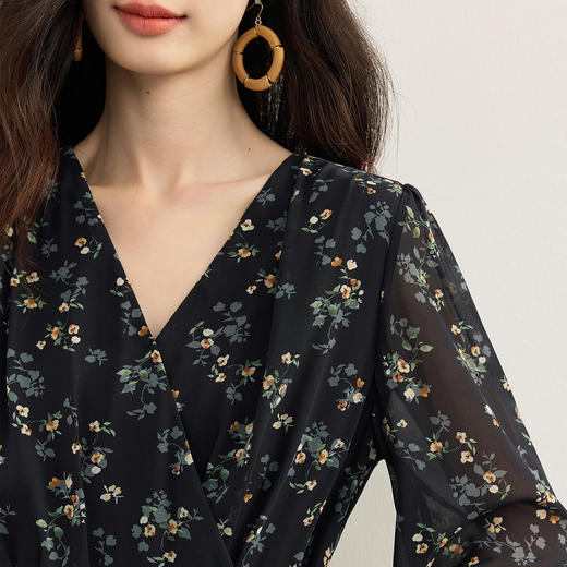 【08/19新品】熙世界黑色碎花V领连衣裙女秋季2025新款法式气质收腰雪纺长裙子 商品图4