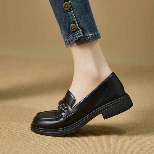 西遇黑色乐福鞋女新款秋季法式软底不累脚通勤女鞋粗跟小皮鞋V1857108 商品图1