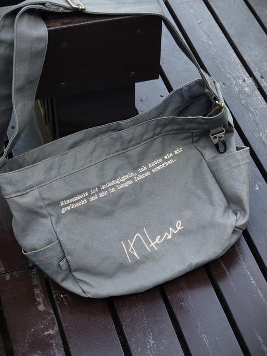 【现货】新品主推款   黑塞复古刺绣工装包（两色可选：经典咖色/百搭灰色）工装包  复古包 实用  礼物  礼品  广西师范大学出版社 商品图2