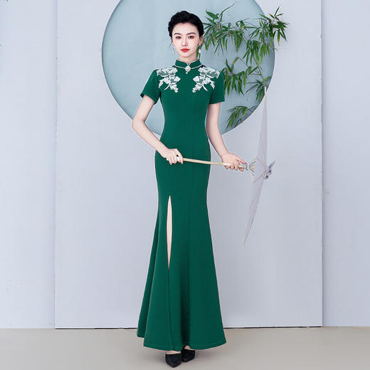 2025年新款高端走秀旗袍墨绿色弹力免烫鱼尾长款复古演出服 商品图3