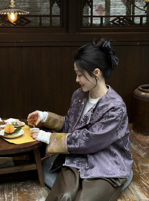 💥澳洲品牌直发【AUChris贵气老钱复古的新中式提花外套ACU081601】😍这个暮山紫长在心坎上！👏自留款，贼有分氛围感~❗️ 💰天猫价：588¥/件 💰团购价：209¥/件 商品图1