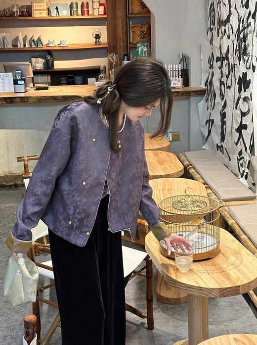 💥澳洲品牌直发【AUChris贵气老钱复古的新中式提花外套ACU081601】😍这个暮山紫长在心坎上！👏自留款，贼有分氛围感~❗️ 💰天猫价：588¥/件 💰团购价：209¥/件 商品图4