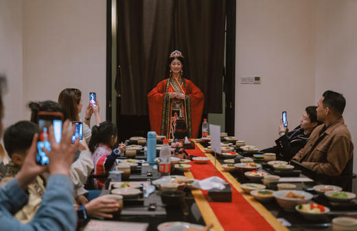 带娃去长安过年！大咖精讲兵马俑、西安博物院，巴士环游NPC互动、文物修复、探七仔熊猫，体验大秦小宴，4晚市区5钻酒店 商品图5