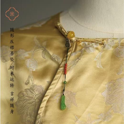 米马饰物 天然和田玉苹果绿太湖石 随形压襟吊坠 时来运转 吉祥随身 商品图1