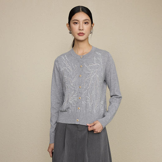 「自」全新升级【铂金会员293/天猫399/差价106】(42913)洛诗琳重工花卉刺绣针织开衫2025秋季气质精纺羊毛针织外套 商品图2