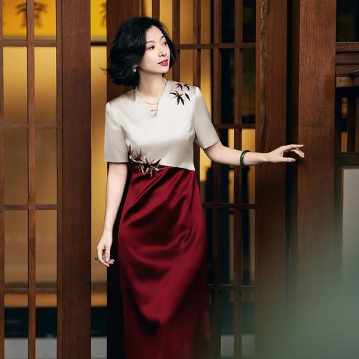 西子/红意东方重磅醋酸竹叶刺绣红杏拼接撞色V领连衣裙/CQTJ018 商品图4