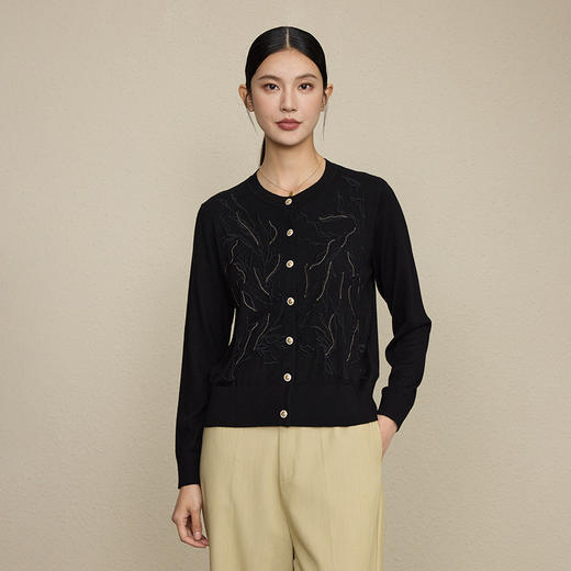 「自」全新升级【铂金会员293/天猫399/差价106】(42913)洛诗琳重工花卉刺绣针织开衫2025秋季气质精纺羊毛针织外套 商品图4