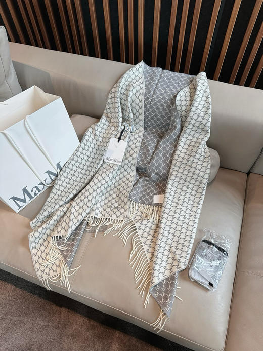 国内现货MaxMara大披肩围巾➕胸针！配购物袋！只要2100元！ 商品图2