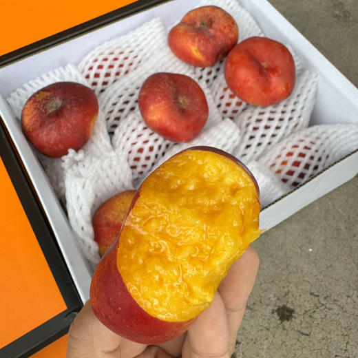 【龙血蟠桃～高成熟度】
来自新疆戈壁滩的爆汁蟠桃哦！味道与众不同😋，太哇塞了🤩皮薄肉厚核又小，果香味浓郁，口感巨甜巨好吃哦，汁水丰富!吃一口唇齿留香，口口爆汁呢！3斤/箱 商品图1