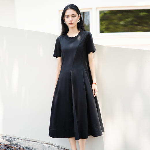 谜底黑色连衣裙短袖2025秋款简约风圆领拼接长裙大摆裙25CML5001 商品图0