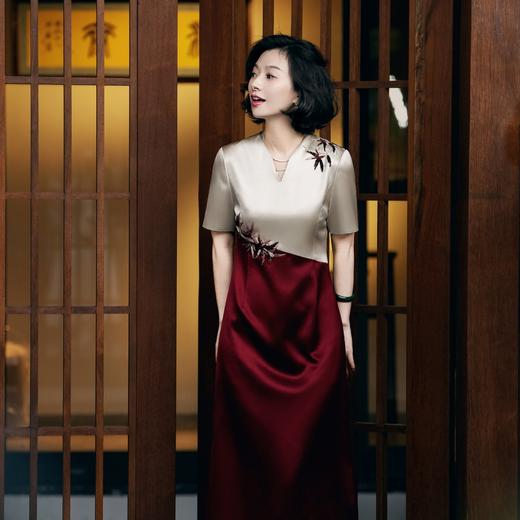 西子/红意东方重磅醋酸竹叶刺绣红杏拼接撞色V领连衣裙/CQTJ018 商品图5