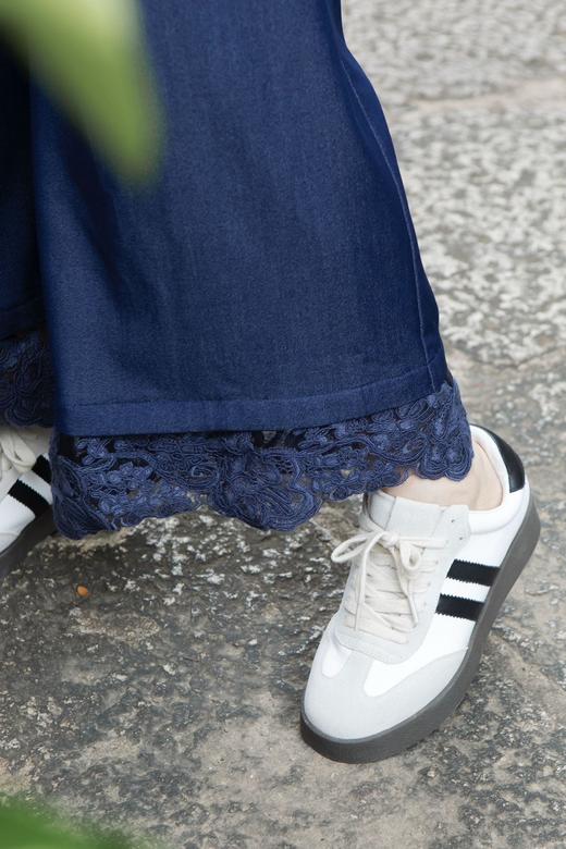 现货【拼接绣花边 软牛仔裤】松紧腰，垂坠感非常好！！非常亲肤的软牛仔，强力推荐，带光泽感，直筒9分裤，遮肉显瘦，穿不惯牛仔的姐妹，试穿这件都爱上了 商品图11