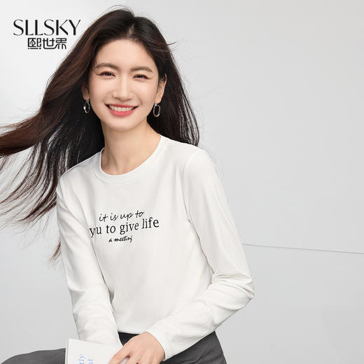【新品限时6.5折】熙世界美式字母刺绣长袖T恤女2025秋季新款正肩圆领打底衫棉上衣 商品图0