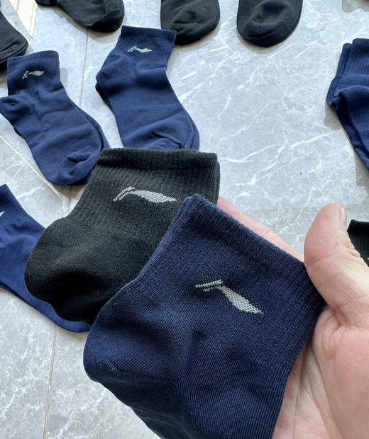 全新正品李宁男士短桶运动袜半速干平板袜，均码39-44，特价💰29四双。黑色藏青随机发 商品图1