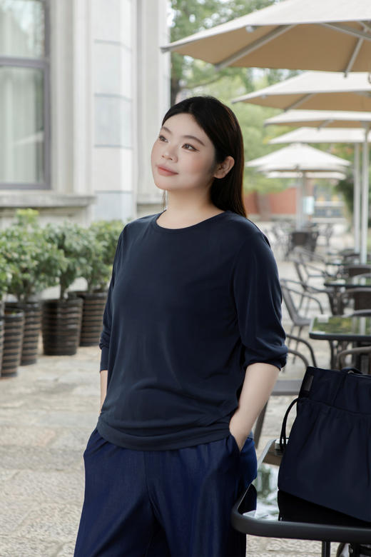 初秋王炸款，人手两件【百搭初秋打底衫】正码正拍，面料有弹、亲肤！经典圆领，不勒脖子，微A版型，腰间拼接，遮挡肉肉，非常百搭显瘦，不挑身材，不挑年龄！ 商品图10