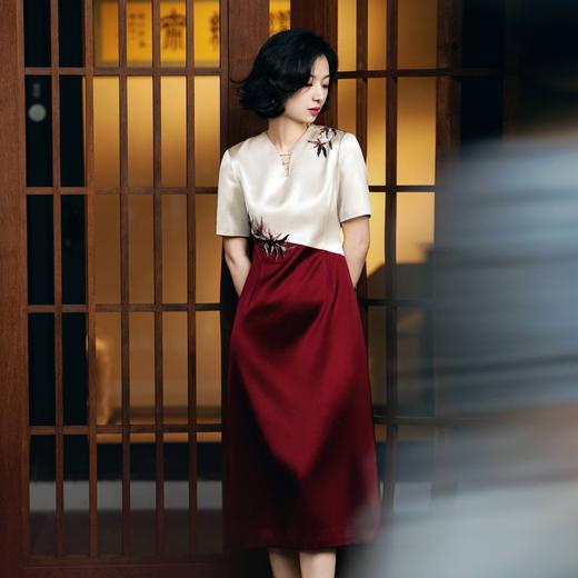 西子/红意东方重磅醋酸竹叶刺绣红杏拼接撞色V领连衣裙/CQTJ018 商品图1