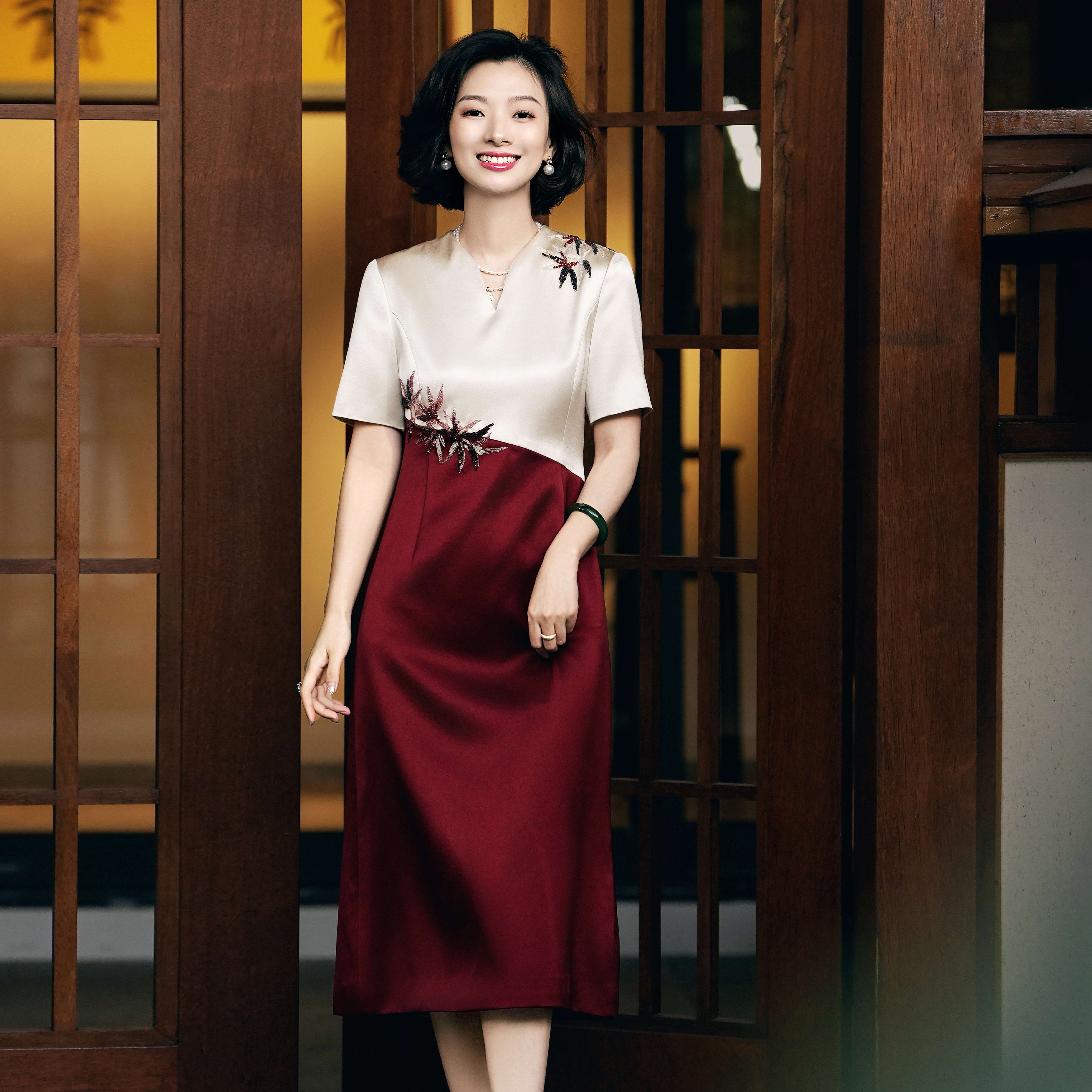 西子/红意东方重磅醋酸竹叶刺绣红杏拼接撞色V领连衣裙/CQTJ018