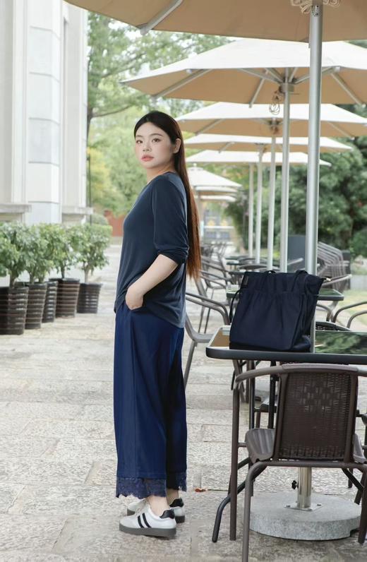 现货【拼接绣花边 软牛仔裤】松紧腰，垂坠感非常好！！非常亲肤的软牛仔，强力推荐，带光泽感，直筒9分裤，遮肉显瘦，穿不惯牛仔的姐妹，试穿这件都爱上了 商品图3