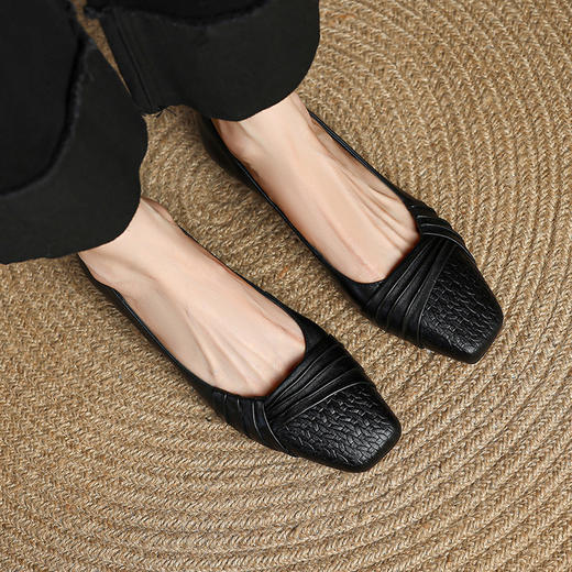 【预售5天】复古文艺真皮褶皱压花拼接优雅低跟单鞋女通勤方头浅口小皮鞋HCYYHD&6298 商品图3