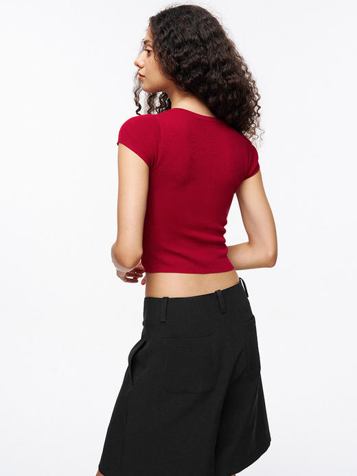 TR她热 热辣警报 红色针织弹力纽扣圆领百搭正肩T恤短袖 商品图3