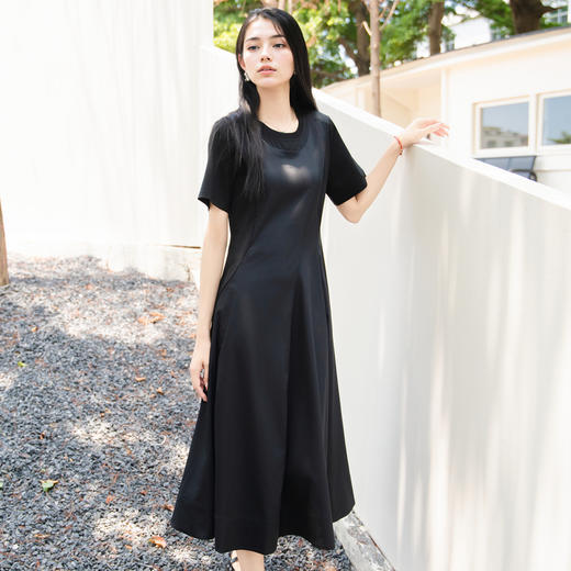 谜底黑色连衣裙短袖2025秋款简约风圆领拼接长裙大摆裙25CML5001 商品图1