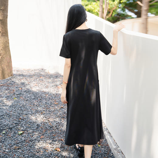 谜底黑色连衣裙短袖2025秋款简约风圆领拼接长裙大摆裙25CML5001 商品图2