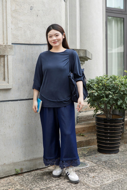 初秋王炸款，人手两件【百搭初秋打底衫】正码正拍，面料有弹、亲肤！经典圆领，不勒脖子，微A版型，腰间拼接，遮挡肉肉，非常百搭显瘦，不挑身材，不挑年龄！ 商品图4