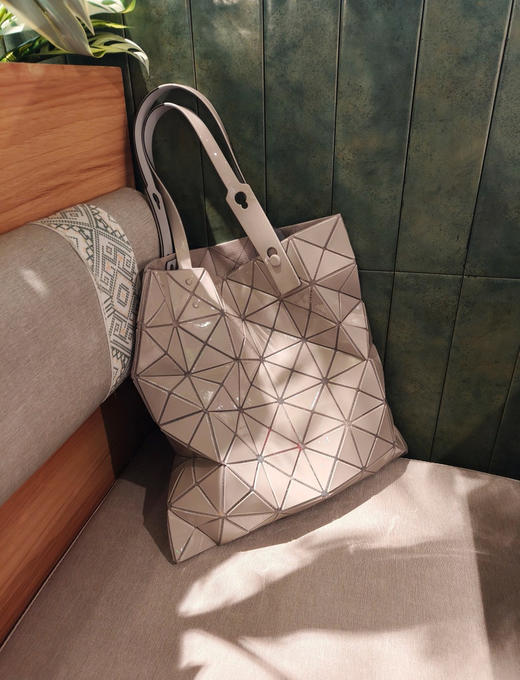 🔥【三宅一生爆款合集】绚丽色彩🌈给春夏带来无限活力！店铺排队火爆程度堪比包包届的iphone店大方洋气，提升衣品⚡ 商品图1