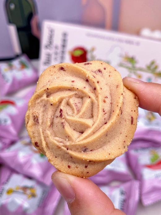 【七夕限定】没想到我会被一个零食❤️浪漫到~ 颜值与美味并存的曲奇你们吃过吗？lepetitprince小王子霸气牛奶玫瑰曲奇 盒马在售💰29.8一盒 今天💰29.9三小盒、35.8两大盒 🌹 商品图3