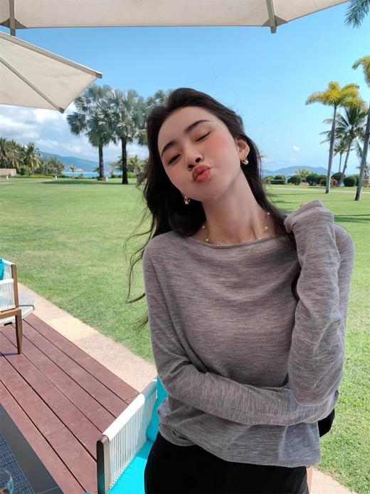 【MOMOTIABIN一字领纯色精纺羊毛衫HJZXZ202】✅ 14针超薄精纺羊毛🐑一字领领设计感显瘦收腰T恤，像面膜一样贴肤的高奢T恤！初秋敏感肌福音！ 商品图2