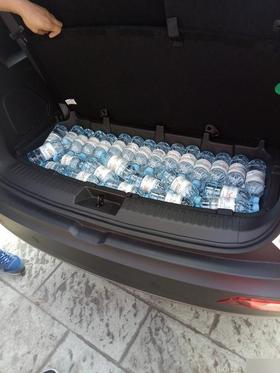  你们在后备箱放水吗？