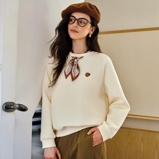 OLrain欧芮儿法式丝巾搭配刺绣圆领卫衣女秋季2025新款奶杏色上衣 商品图0