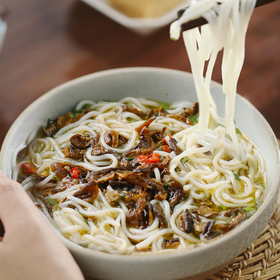 云南松茸鸡汤鲜米线   松茸与牛肝菌 汤鲜味美·