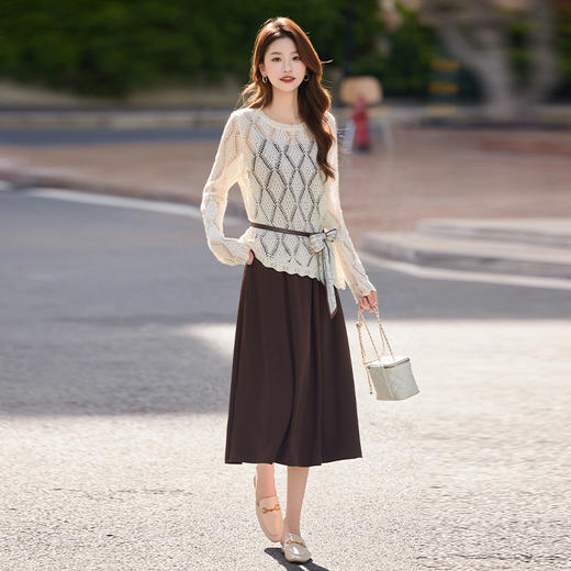 【预售3天】优雅风镂空针织罩衫套装裙2025早秋新款系带收腰吊带裙两件套ABS25128 商品图2