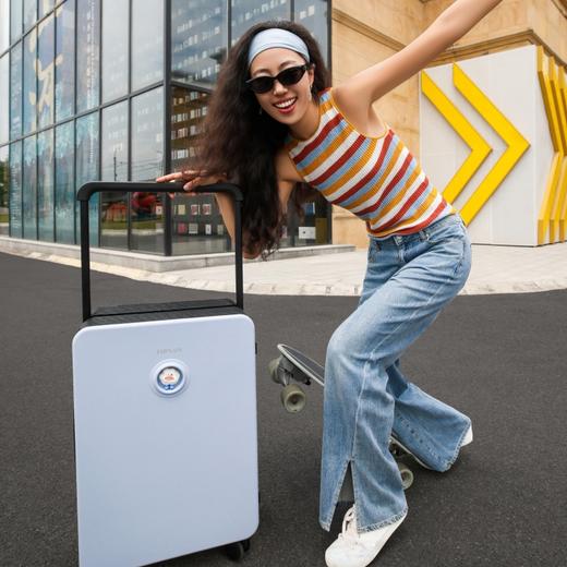 【出行好物丨途加 平衡趣玩系列20/24寸中置宽拉杆行李箱】 选用PC/ABS材料，打造硬核箱体，平衡对称不易倾倒， 嵌入式公仔设计，箱体两面可拆换任意组合，中置宽拉杆设计，科学散力推行更省力 商品图4