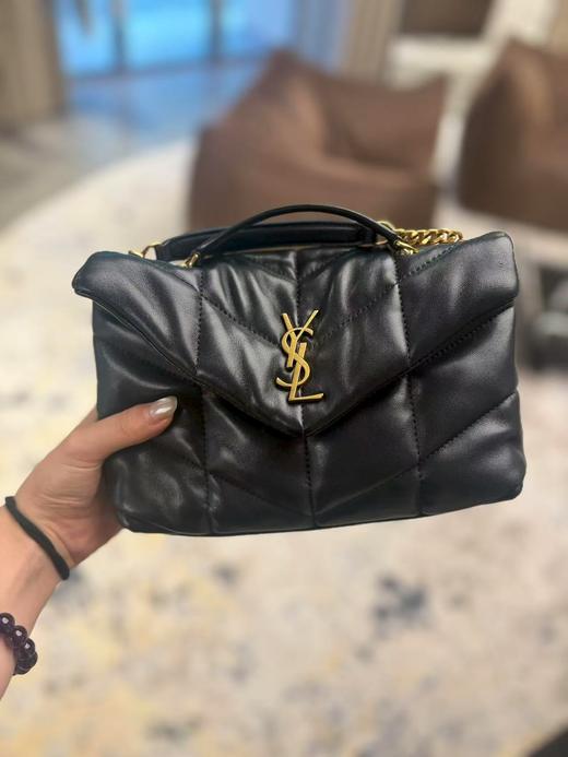 【Y*L大牌puffer黑金云朵包】完美融合了云朵般的奢柔触感、超越尺寸的实用容量、以及标志性的摩登设计-YOEO 商品图6