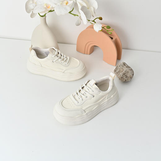 经典鲨2025年秋专柜款牛皮革百搭圆头系带厚底轻巧小白鞋女KW395-537011 商品图1