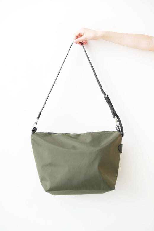 财阀千金hobo包，金属五金设计。大容量拉链闭合单肩背包C082068 商品图8