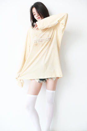 做旧字母长tee，正肩宽松上衣。胸口印花复古气质圆领长袖C082058