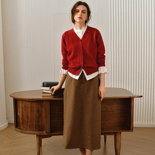 OLrain欧芮儿2025新款女秋季法式红色毛针织V领开衫围脖两件套 商品图3