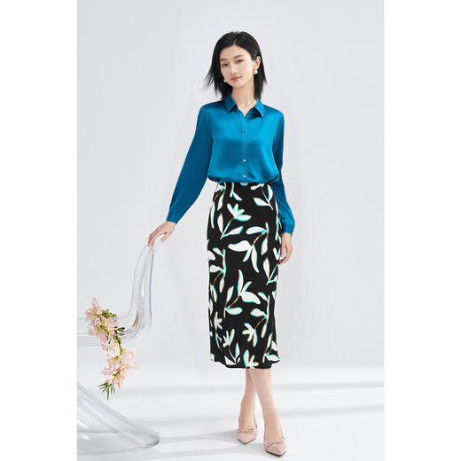 剩M/L/XL/XXL 「靛蓝醋缎」衬衫  “会呼吸” 的光泽感 经典衬衫领与利落排扣 对各种身形都友好包容 米思阳2025新款高级感醋纤衬衫缎面通勤OL宽松直筒上衣女4302 商品图1