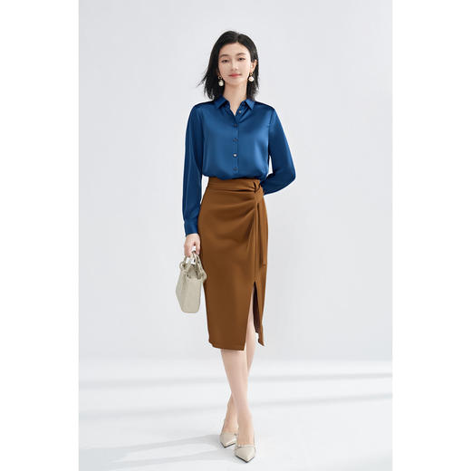 剩M/L/XL/XXL 「靛蓝醋缎」衬衫  “会呼吸” 的光泽感 经典衬衫领与利落排扣 对各种身形都友好包容 米思阳2025新款高级感醋纤衬衫缎面通勤OL宽松直筒上衣女4302 商品图5