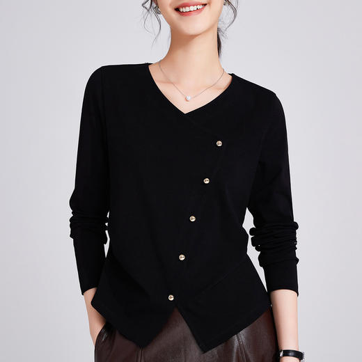 「自j」全新升级【铂金会员119/天猫159/差价40】(11136)洛诗琳新款设计感不规则纽扣上衣2025秋季V领正肩长袖T恤 商品图1